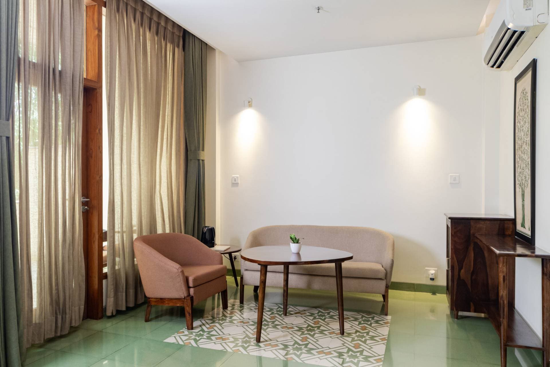 /royal-suite/room-1-scaled.jpg